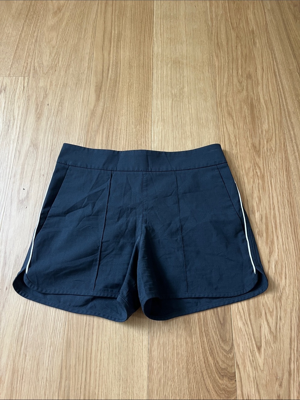 Kit & Ace Women’s Wool Blend Coastal Stretch Shorts- Navy size 2